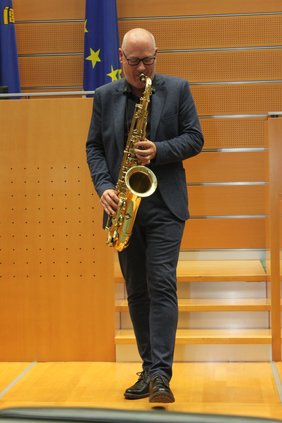 Moderator und Musiker Tom Schwarzmann in seinem Element am Saxophon; 