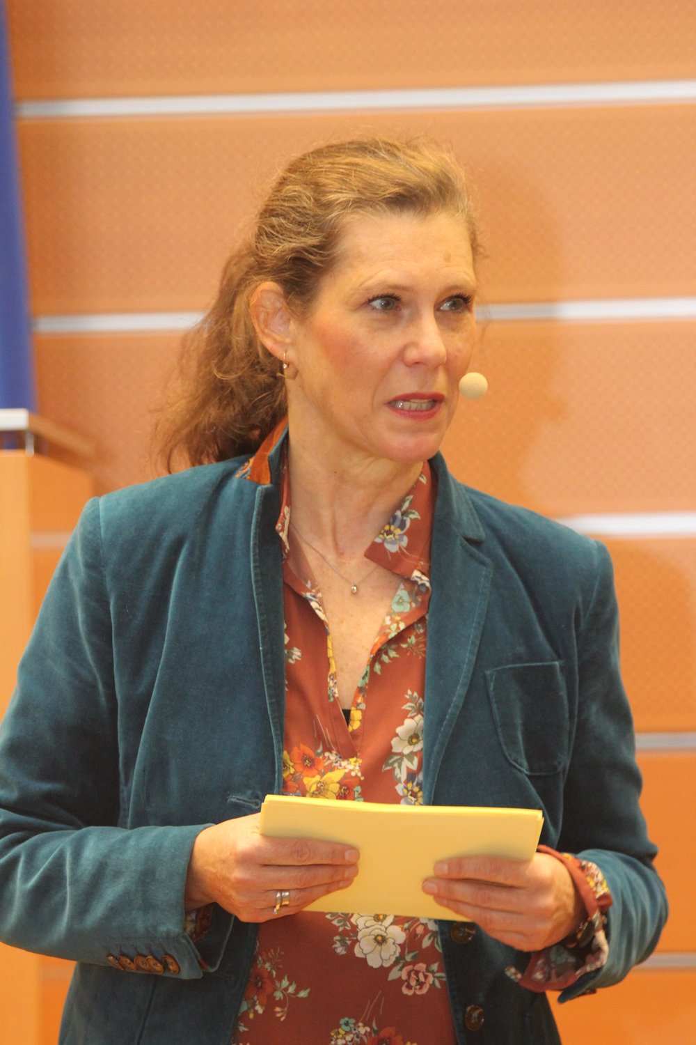 Barbara Willensdorfer führte als Moderatorin durch die Fachtagung 2025 unter dem Titel "Kostbare Lebenszeit - Puzzlestein für Puzzlestein zur Lebensqualität im Alter" der NÖ ARGE für Pflege und Betreuung.