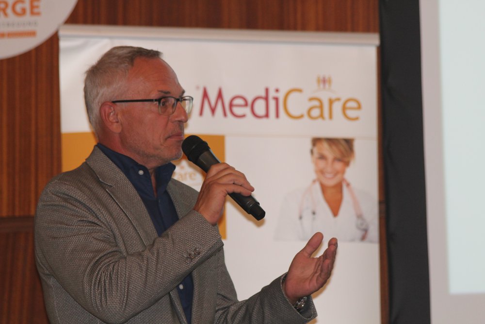 Ing. Andreas Kozel, Geschäftsführender Gesellschafter bei der MediCare Personaldienstleistungen GmbH am Podium; 