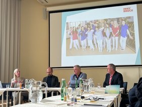 Bei der Exkursion 2025 der NÖ ARGE für Pflege und Betreuung wurden unter anderem interessante Sichtweisen der Innsbrucker Soziale Dienste GmbH rund um die Thematik Pflegelehre geteilt; 