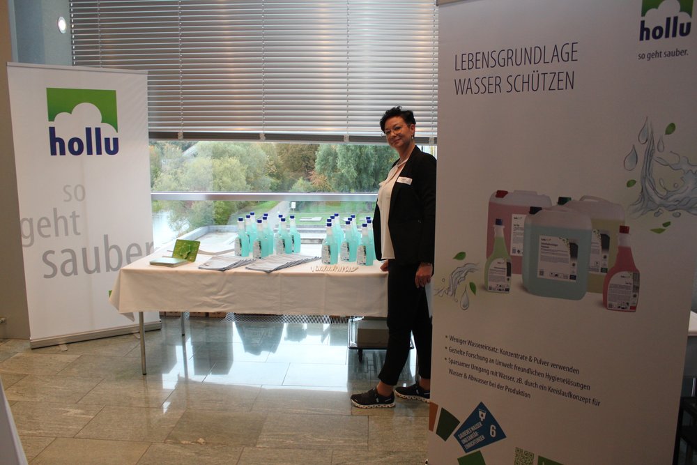 Die hollu Systemhygiene GmbH war als Aussteller vor Ort vertreten; 