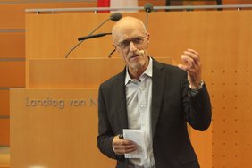 Mag. Toni Innauer referierte zum Thema "Auf sich selbst achten";