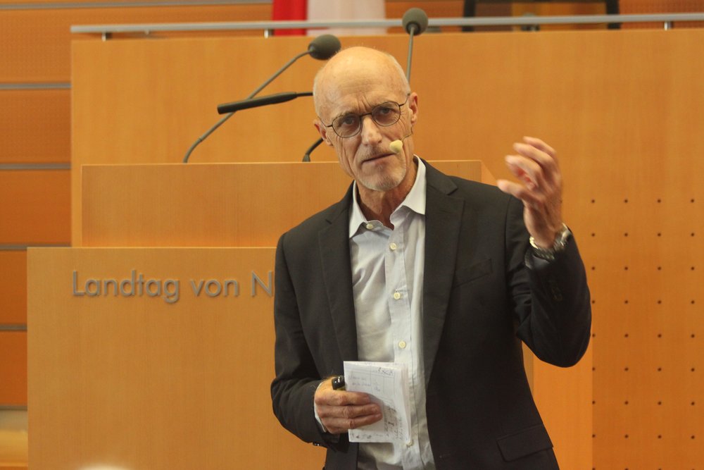 Mag. Toni Innauer referierte zum Thema "Auf sich selbst achten";