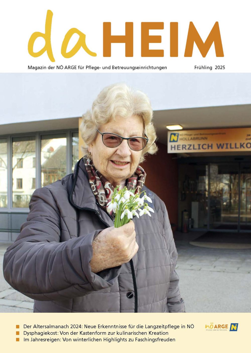 Das Titelbild der daHEIM Frühjahrs-Ausgabe 2025 zeigt eine Bewohnerin mit Schneeglöckchen in der Hand;