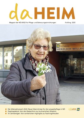 Das Titelbild der daHEIM Frühjahrs-Ausgabe 2025 zeigt eine Bewohnerin mit Schneeglöckchen in der Hand;