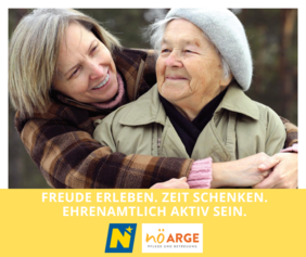 Ein Bild passend zum Tag des Ehrenamtes: Eine ehrenamtliche Mitarbeiterin umarmt eine Bewohnerin.